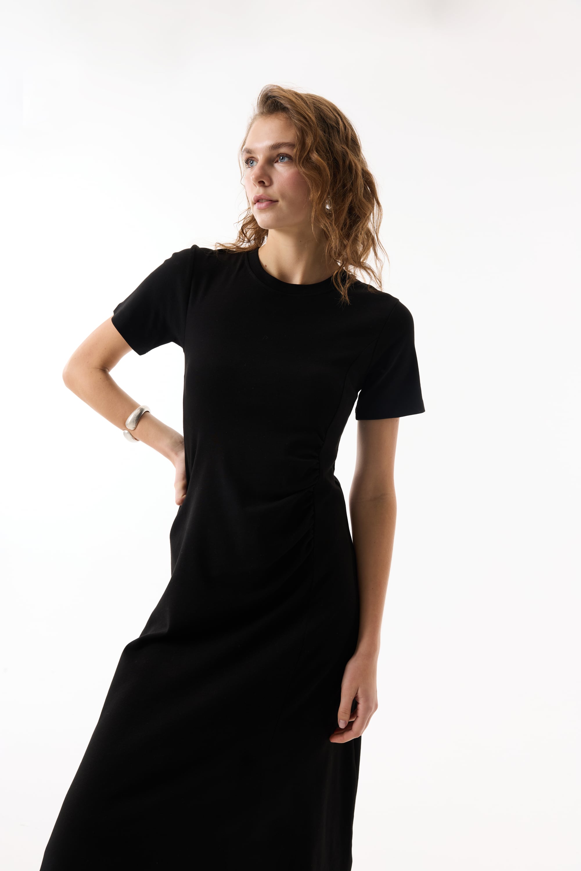 BÜZGÜLÜ YIRTMAÇLI UZUN ELBİSE