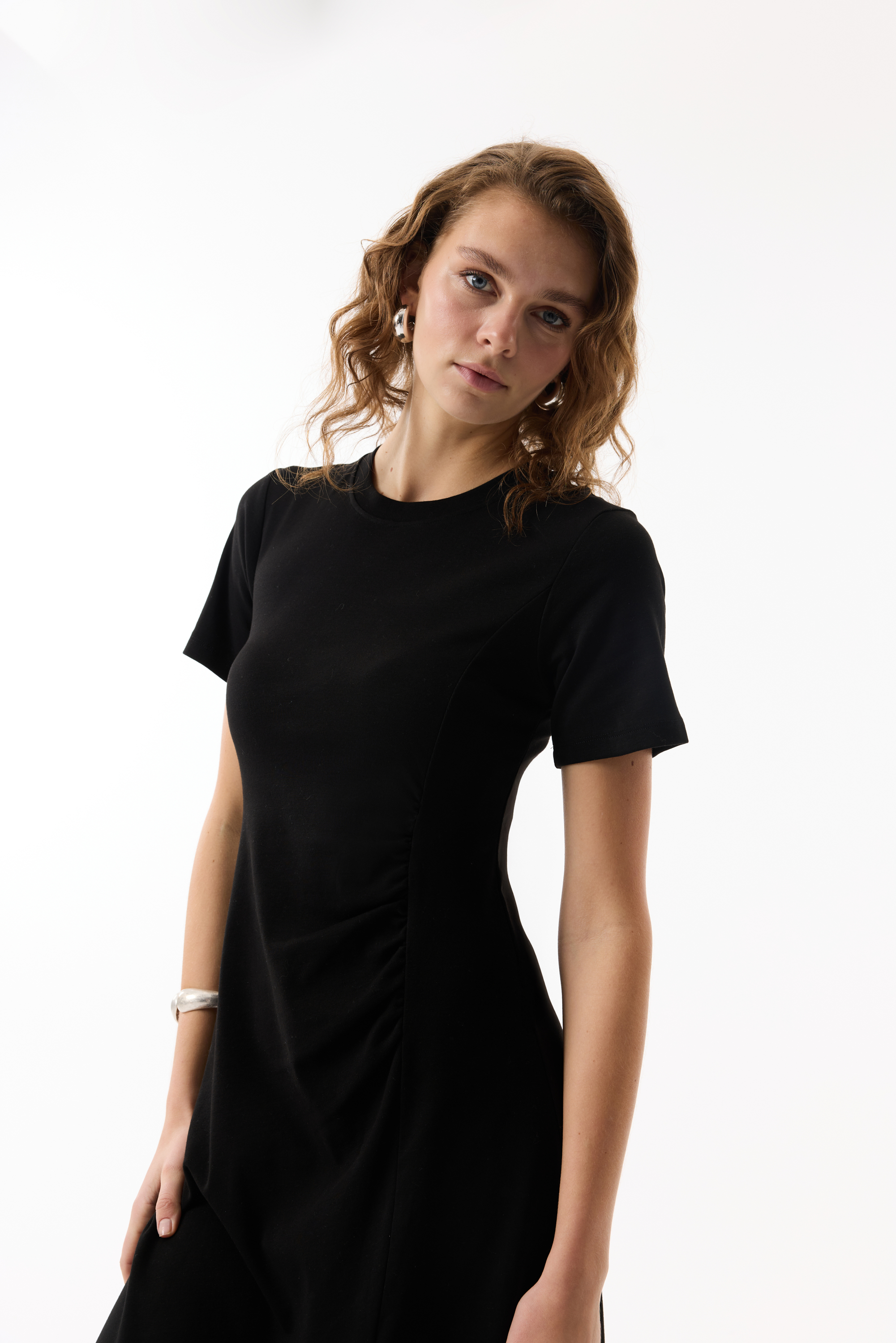 BÜZGÜLÜ YIRTMAÇLI UZUN ELBİSE