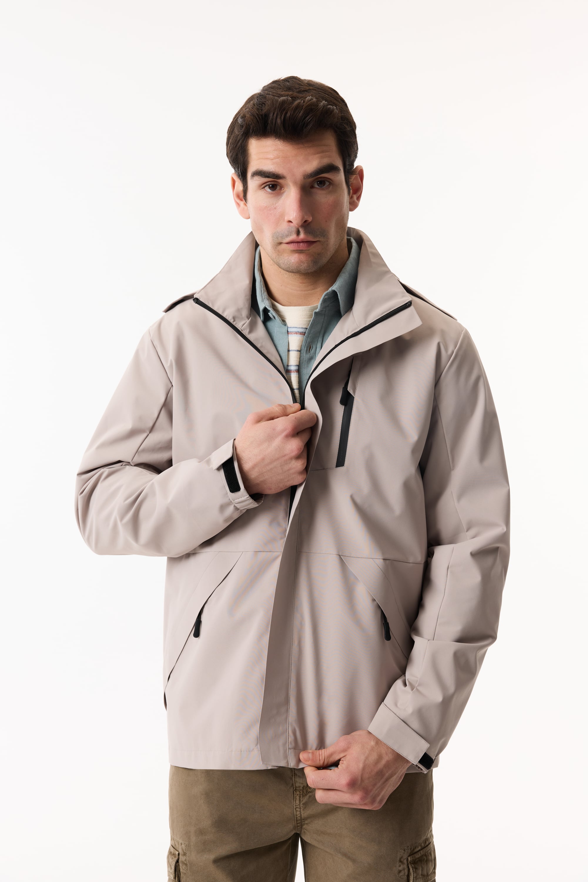 KAPÜŞONLU ÇOK CEPLİ YAĞMURLUK