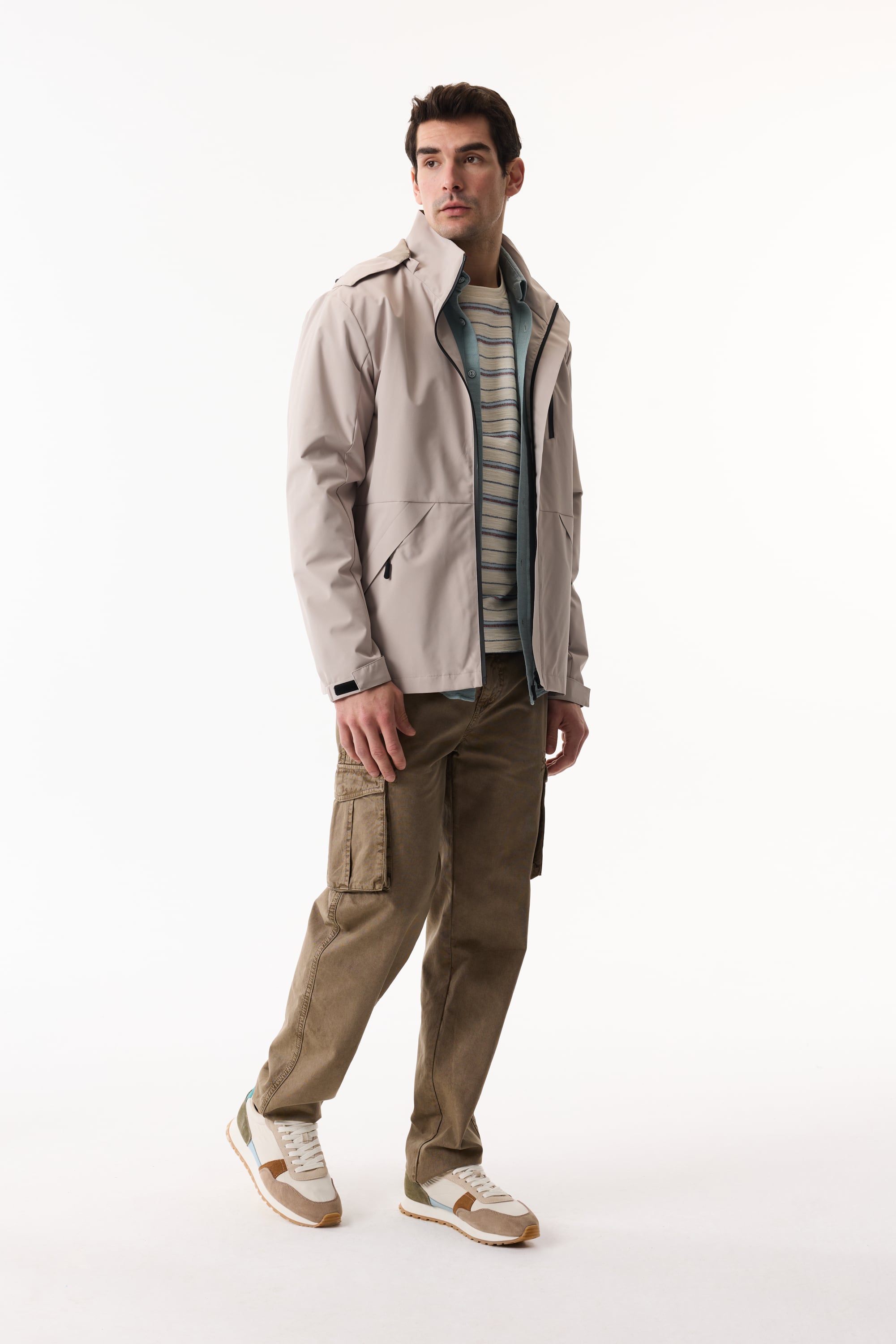 KAPÜŞONLU ÇOK CEPLİ YAĞMURLUK