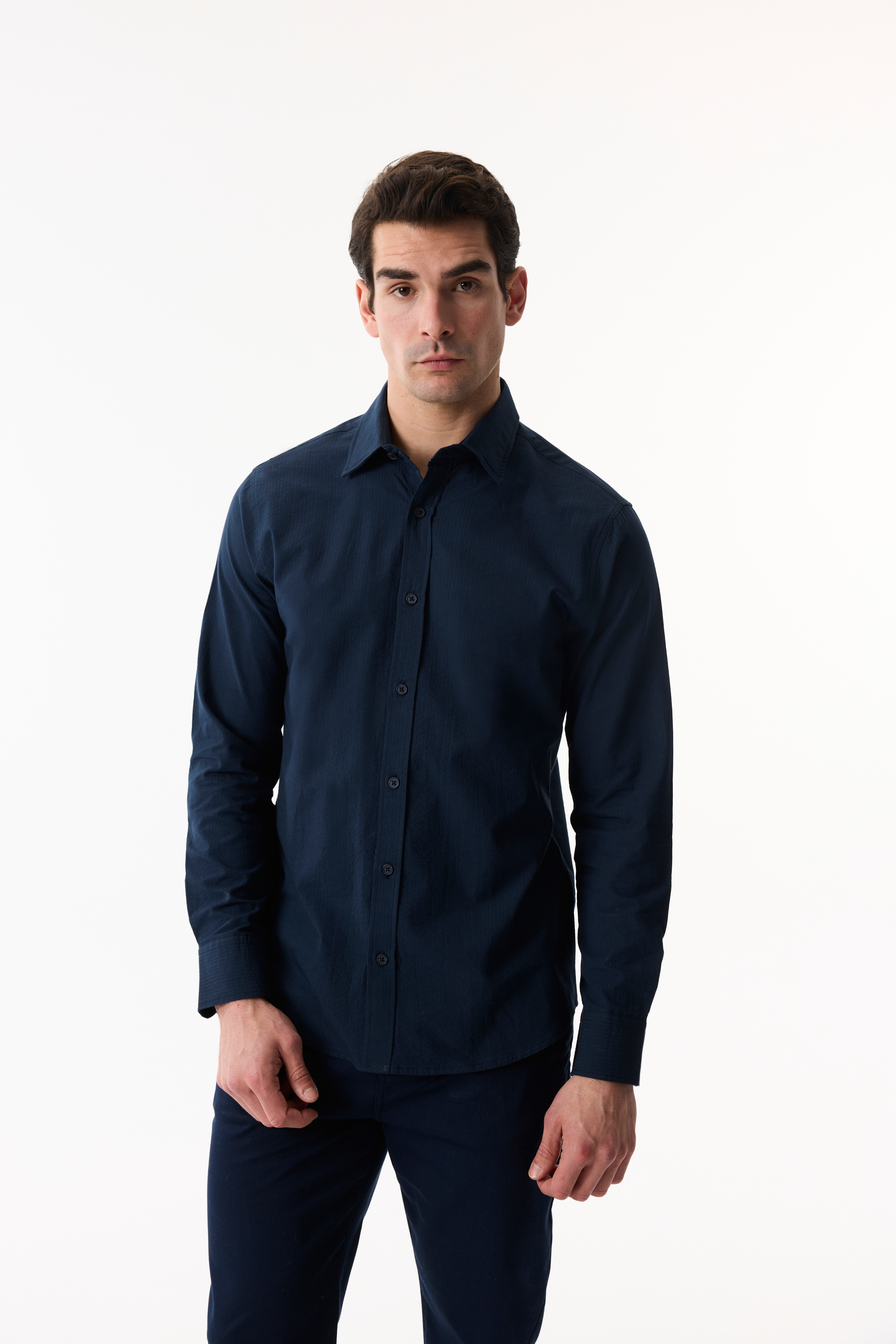 REGULAR FIT DOKULU UZUN KOLLU GÖMLEK