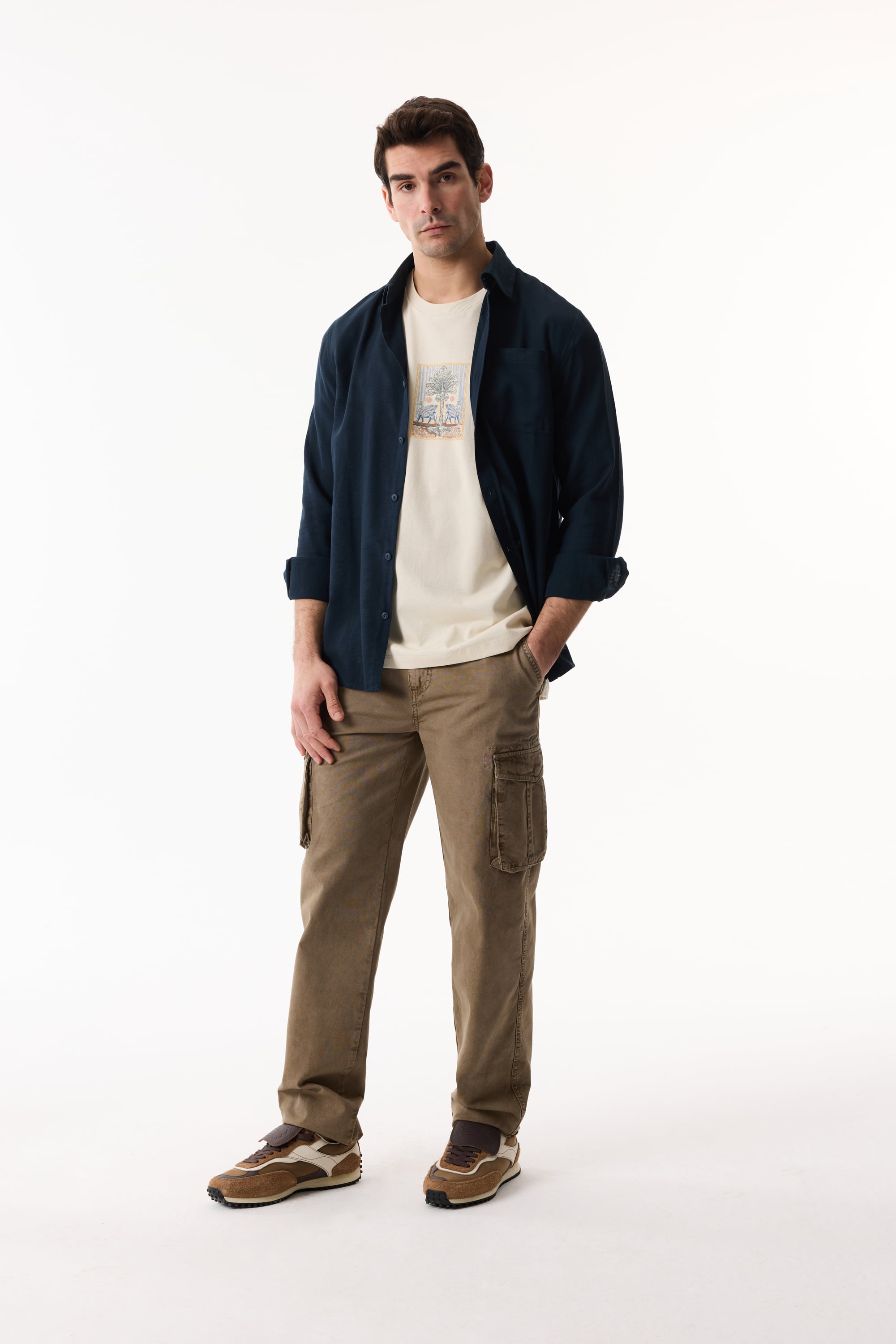 REGULAR FIT DOKULU UZUN KOLLU GÖMLEK