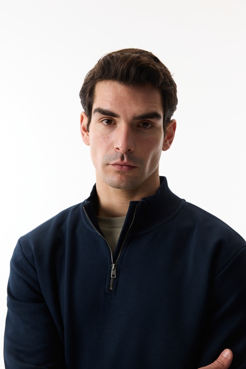  FERMUARLI DİK YAKA SWEATSHIRT