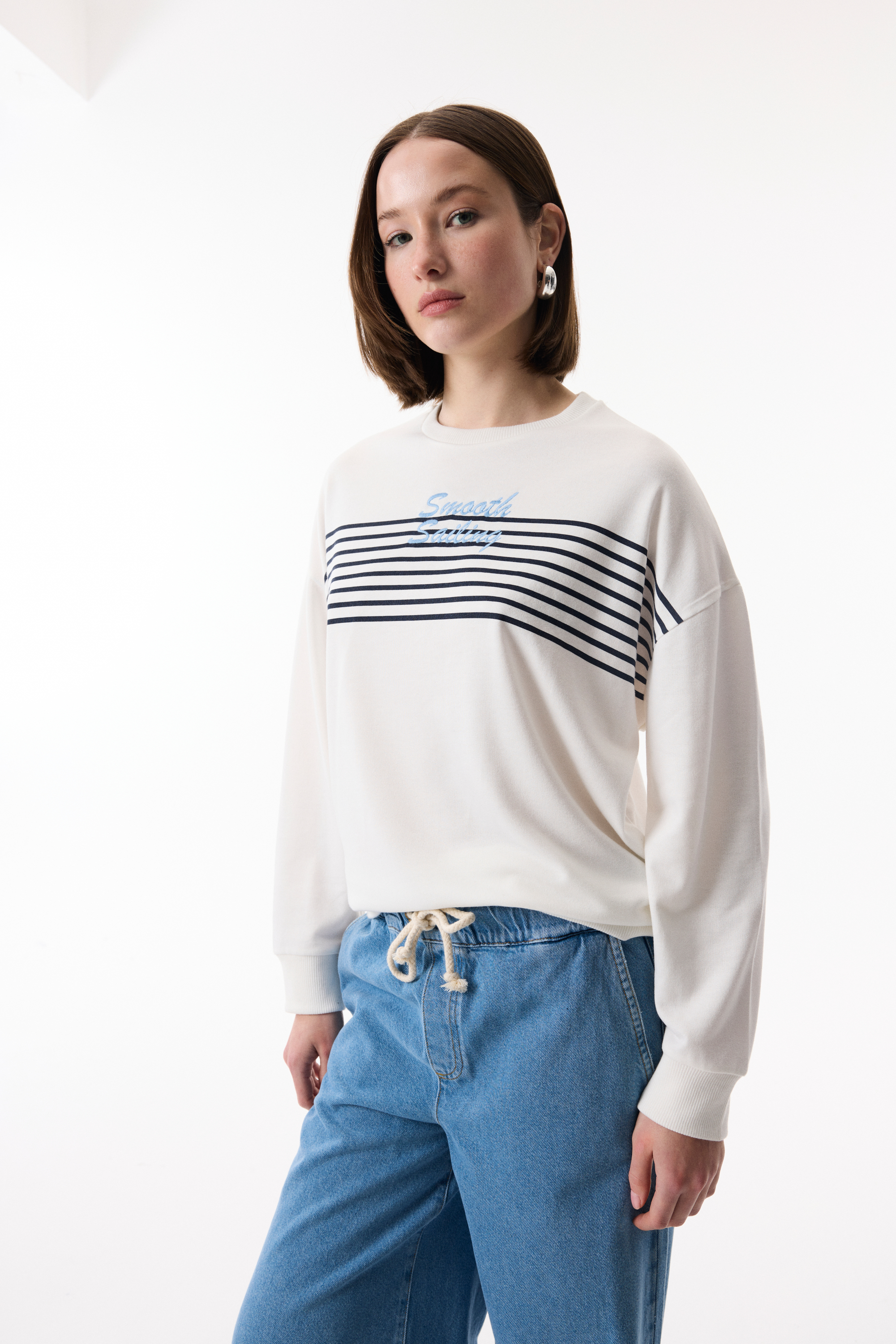 ÇİZGİLİ NAKIŞLI BİSİKLET YAKA SWEATSHIRT