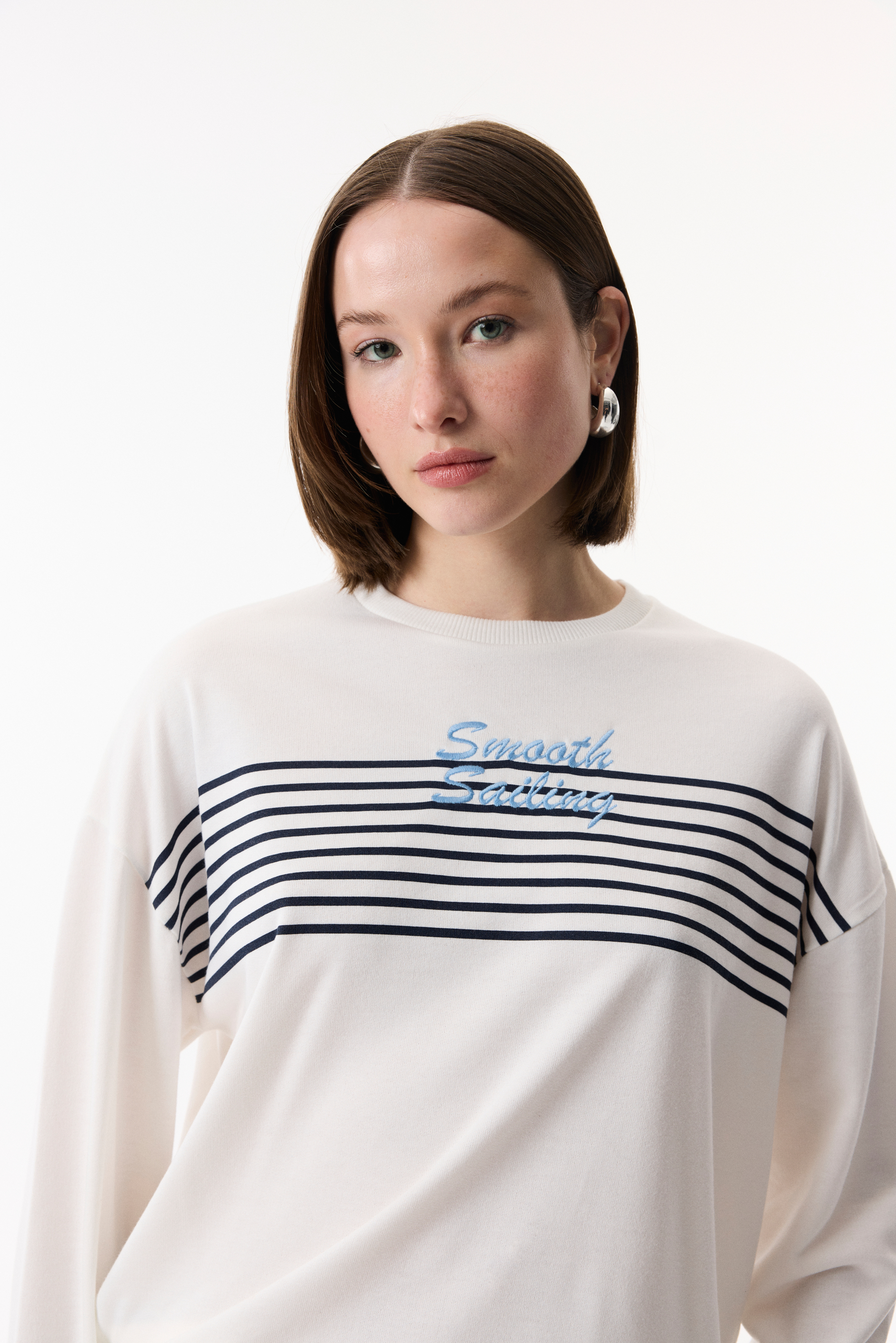 ÇİZGİLİ NAKIŞLI BİSİKLET YAKA SWEATSHIRT