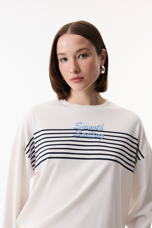  ÇİZGİLİ NAKIŞLI BİSİKLET YAKA SWEATSHIRT