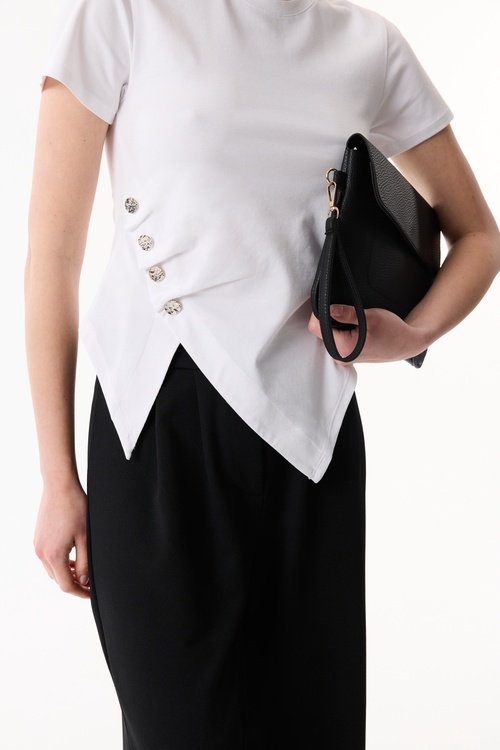  DÜĞMELİ KRUVAZE GÖRÜNÜMLÜ KISA KOLLU BLUZ