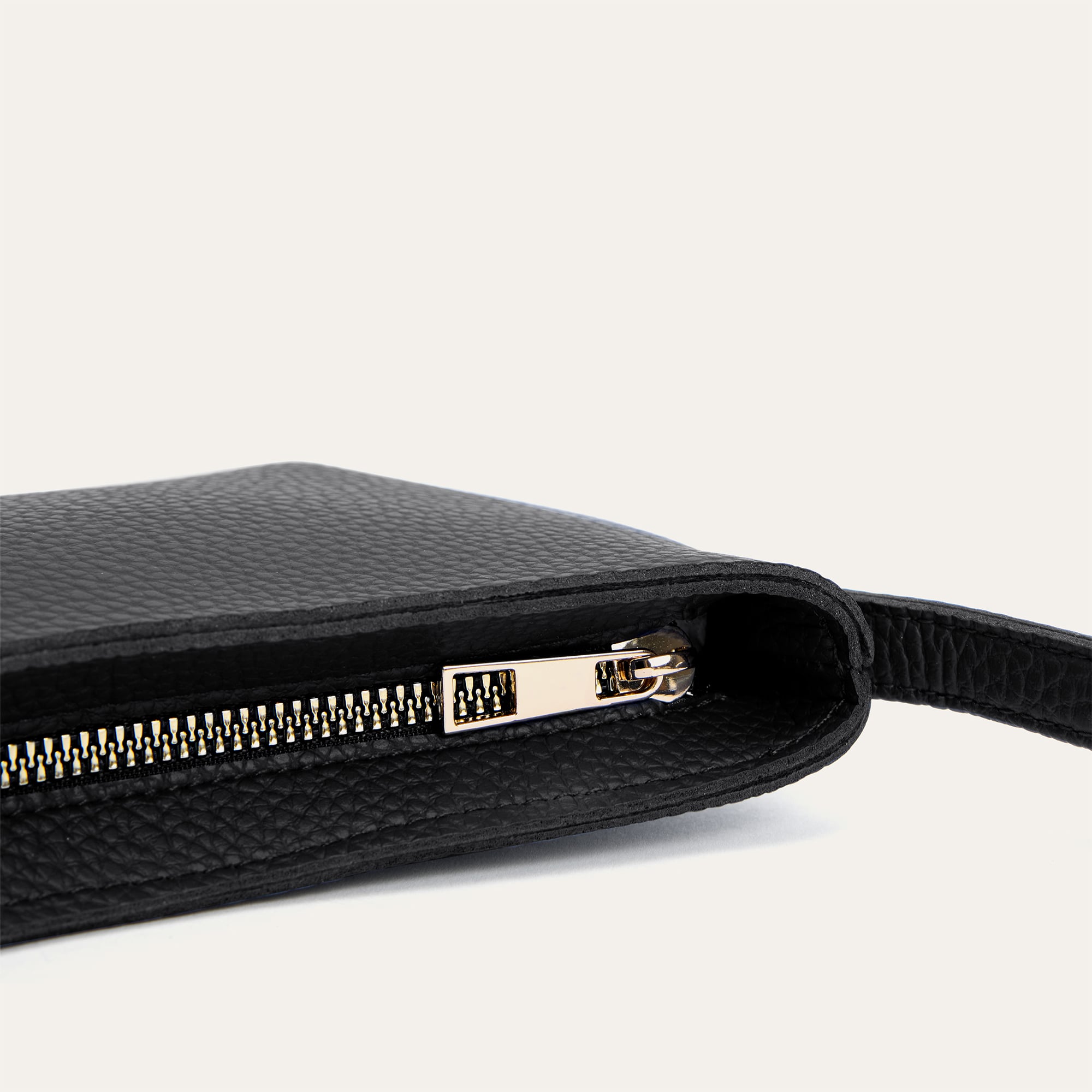 DERİ GÖRÜNÜMLÜ OVAL OMUZ ÇANTASI