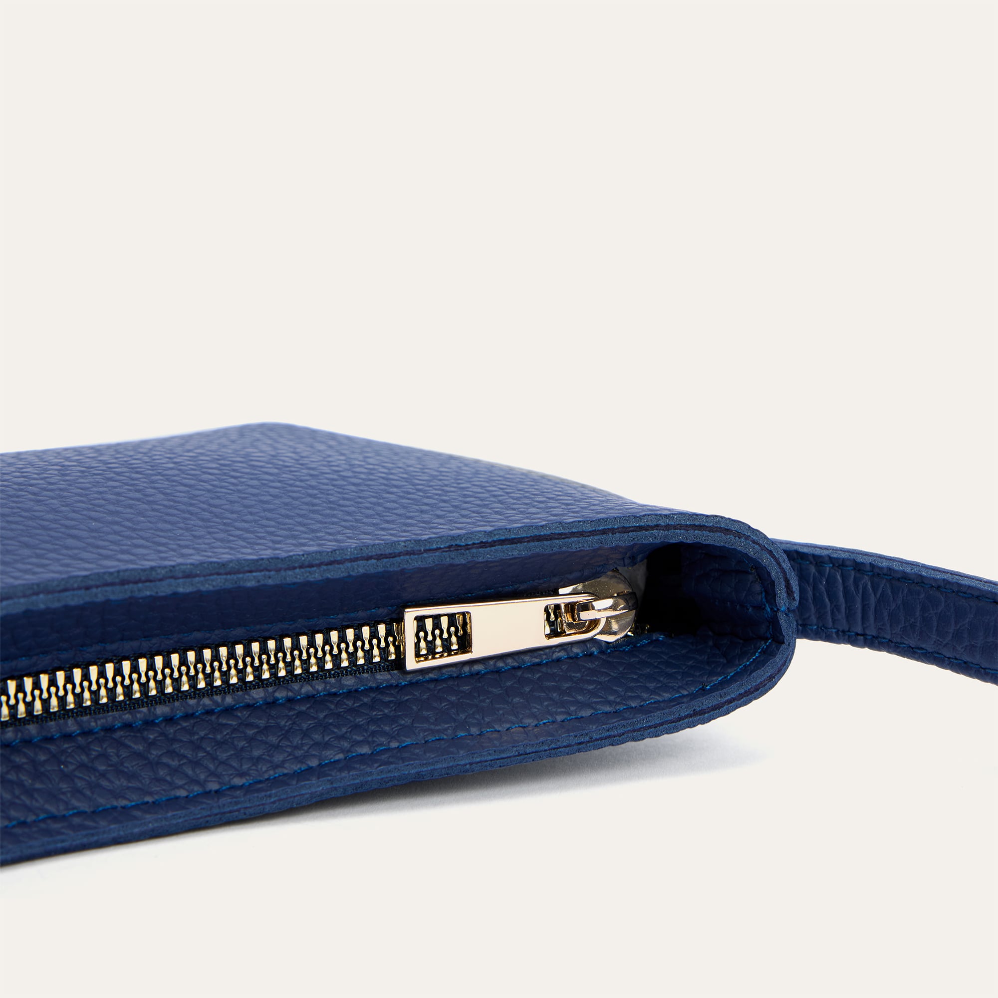 DERİ GÖRÜNÜMLÜ OVAL OMUZ ÇANTASI