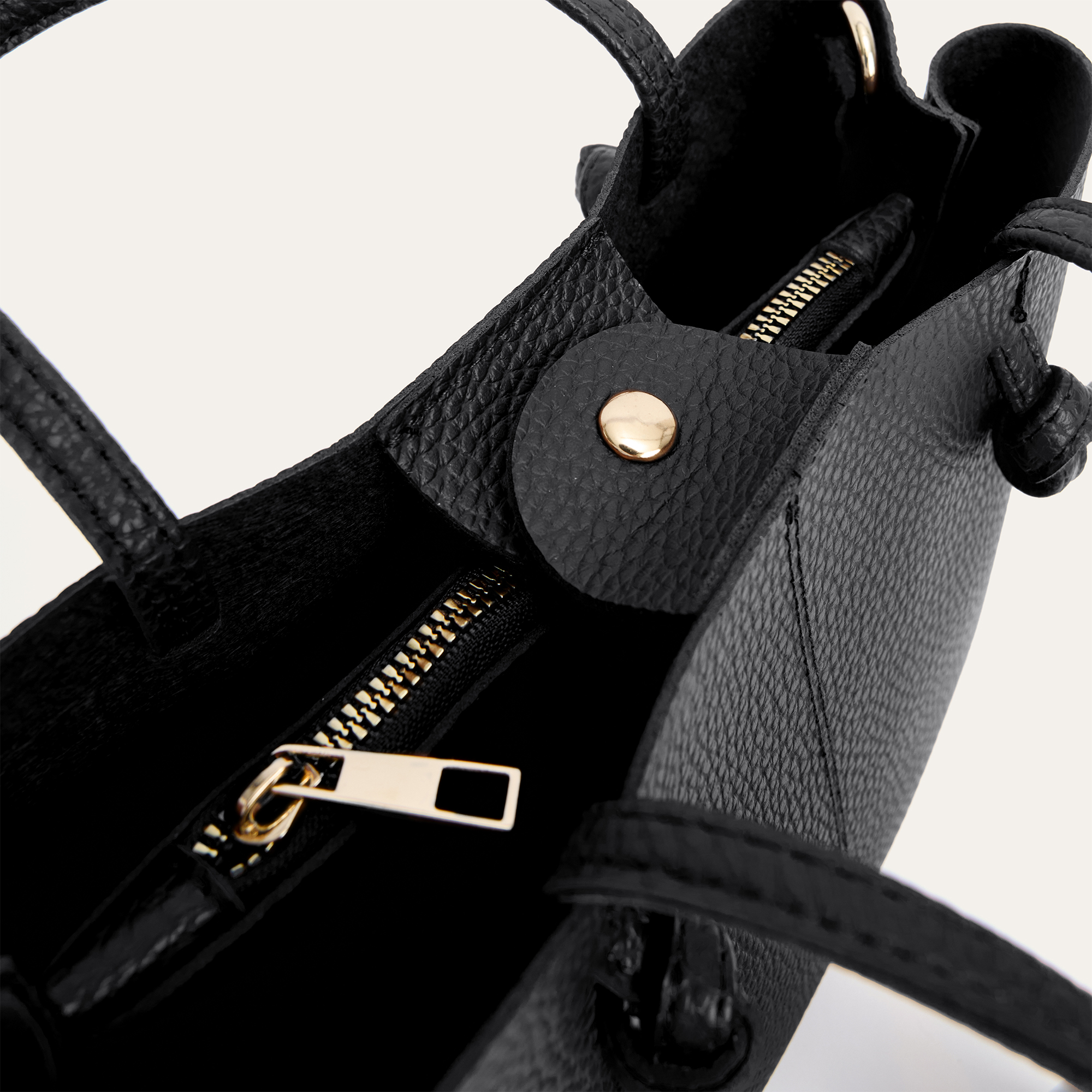 DERİ GÖRÜNÜMLÜ ASKILI EL ÇANTASI