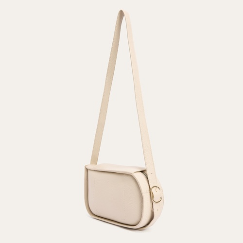  DERİ GÖRÜNÜMLÜ KAPAKLI OMUZ ÇANTASI