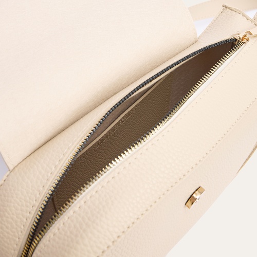  DERİ GÖRÜNÜMLÜ KAPAKLI OMUZ ÇANTASI