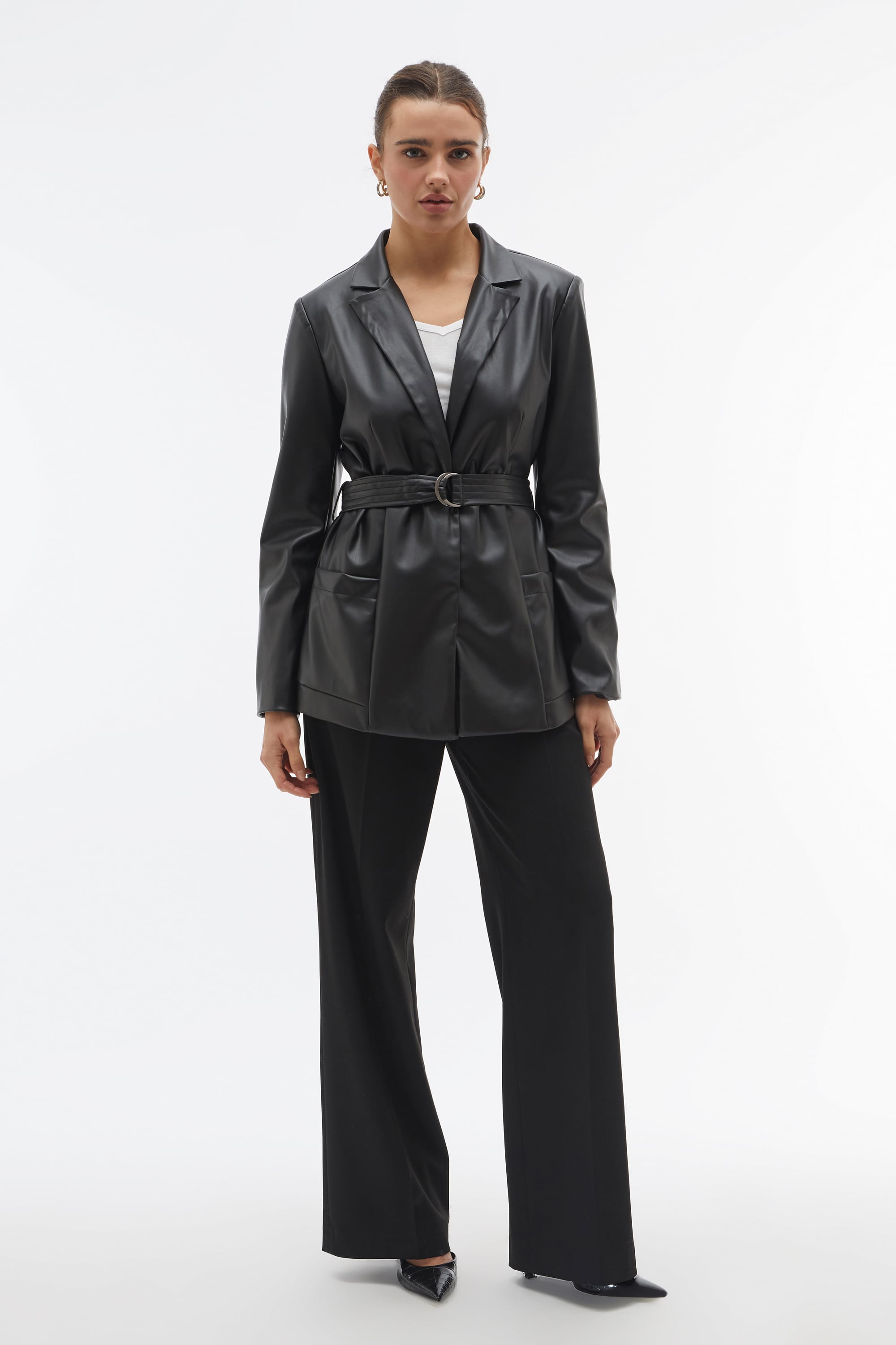 KEMERLİ DERİ GÖRÜNÜMLÜ KISA TRENÇKOT