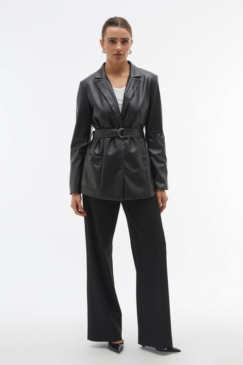 KEMERLİ DERİ GÖRÜNÜMLÜ KISA TRENÇKOT