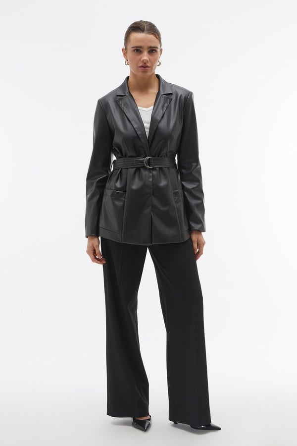 KEMERLİ DERİ GÖRÜNÜMLÜ KISA TRENÇKOT