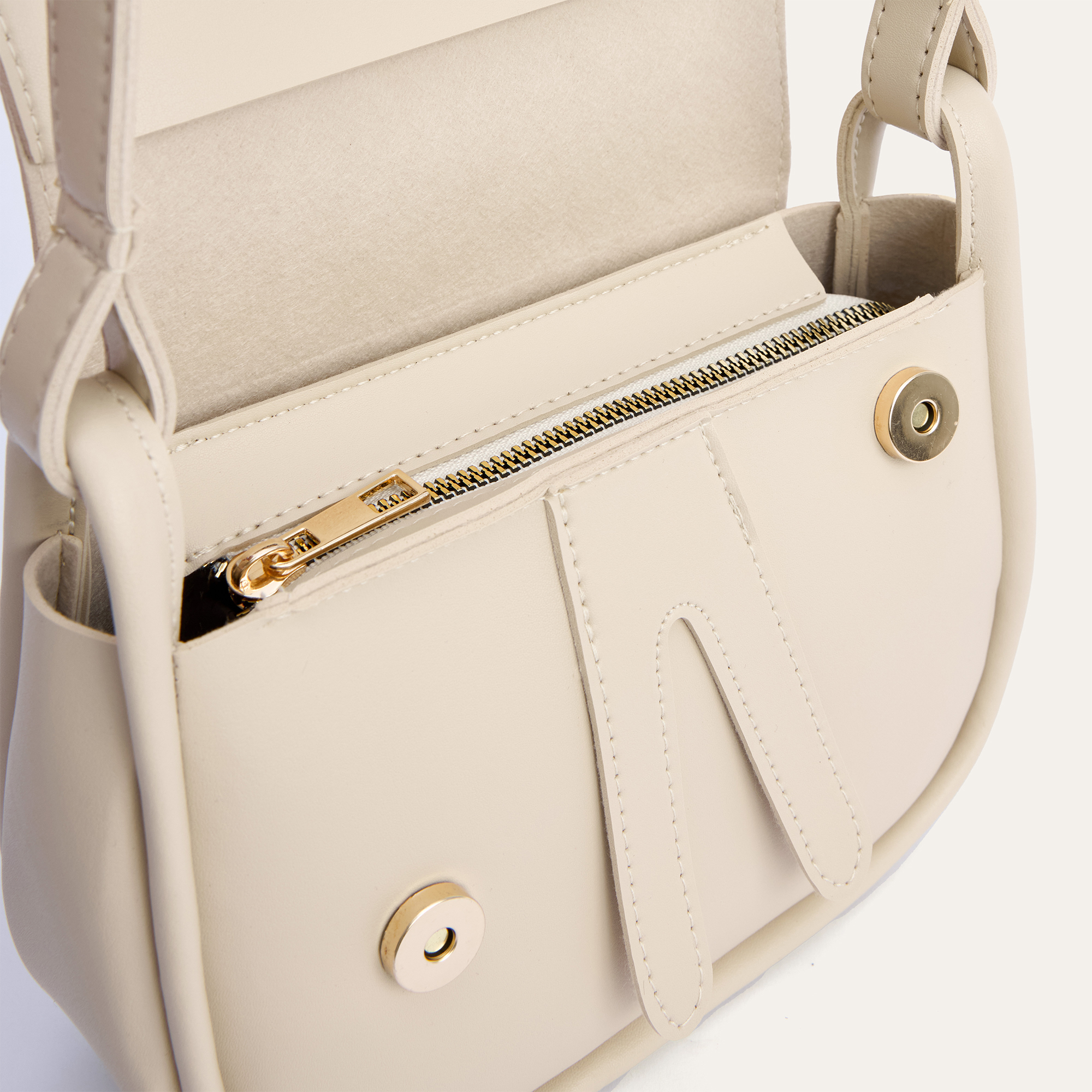 DERİ GÖRÜNÜMLÜ OMUZ ÇANTASI