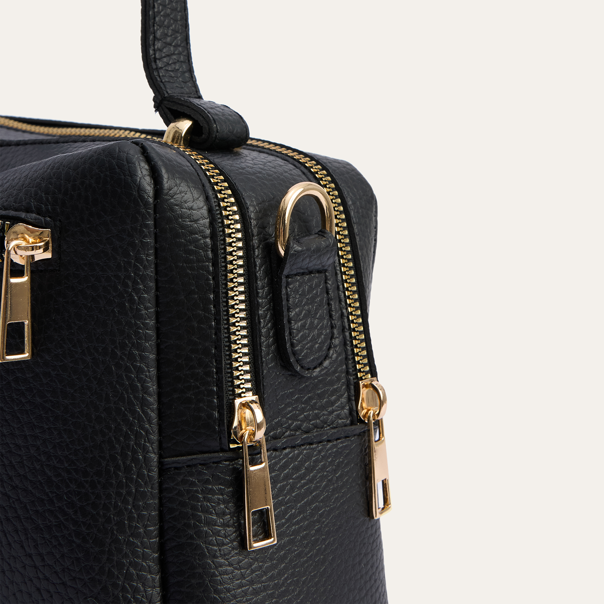 DERİ GÖRÜNÜMLÜ OMUZ ÇANTASI