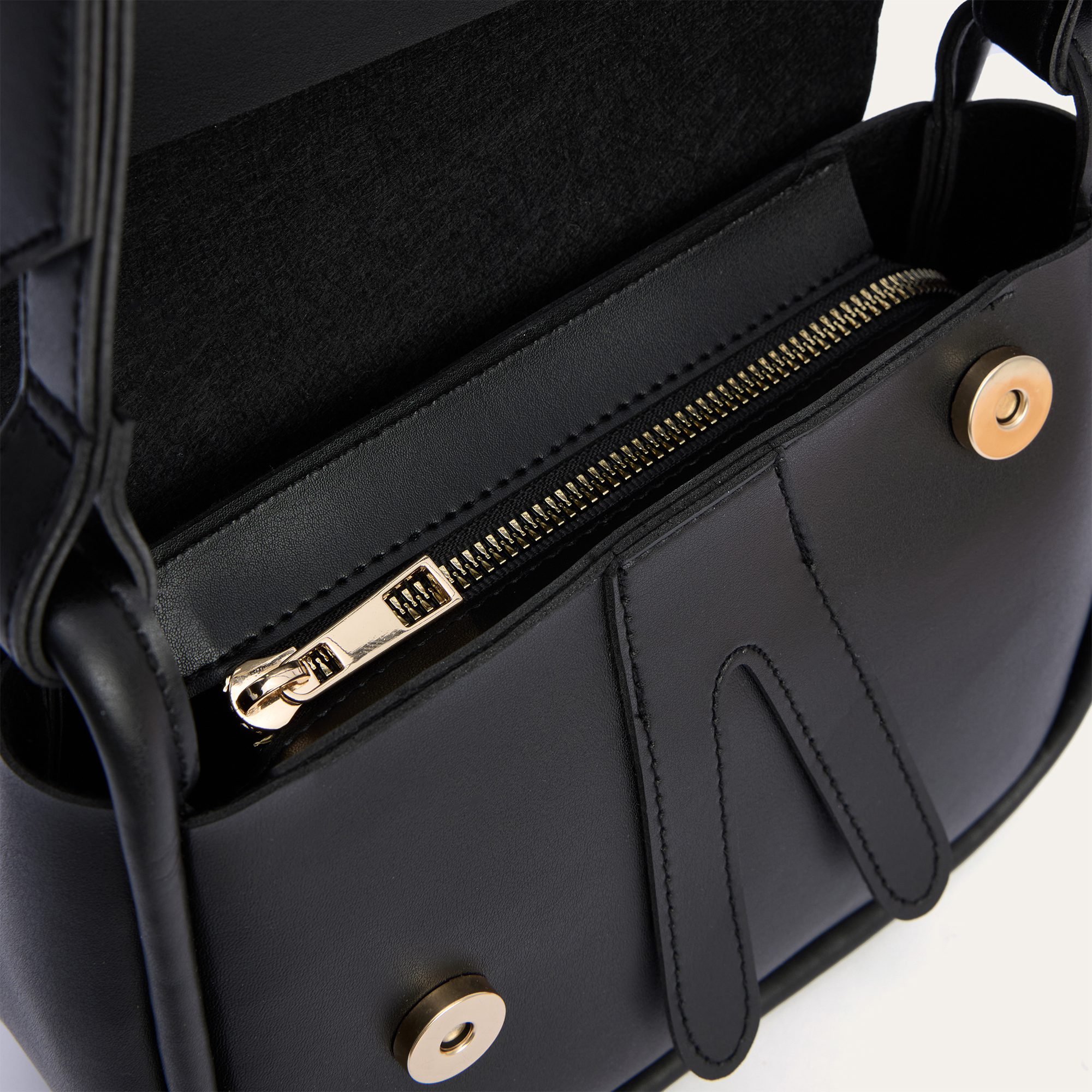 DERİ GÖRÜNÜMLÜ OMUZ ÇANTASI