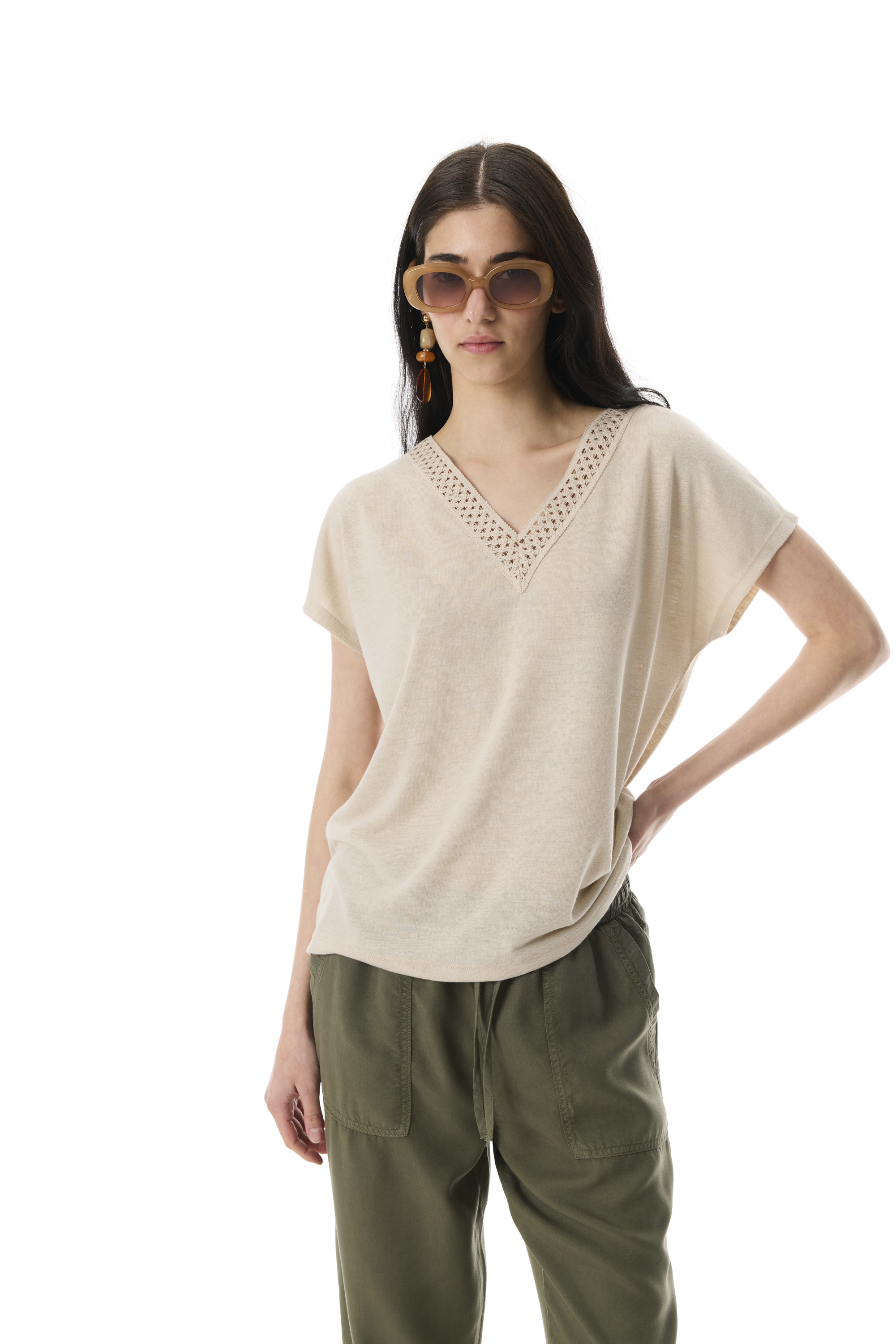 DETAYLI V YAKA T-SHIRT