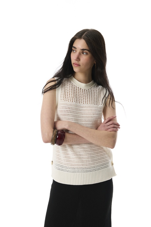  AJURLU YANLARI DÜĞMELİ KOLSUZ KAZAK