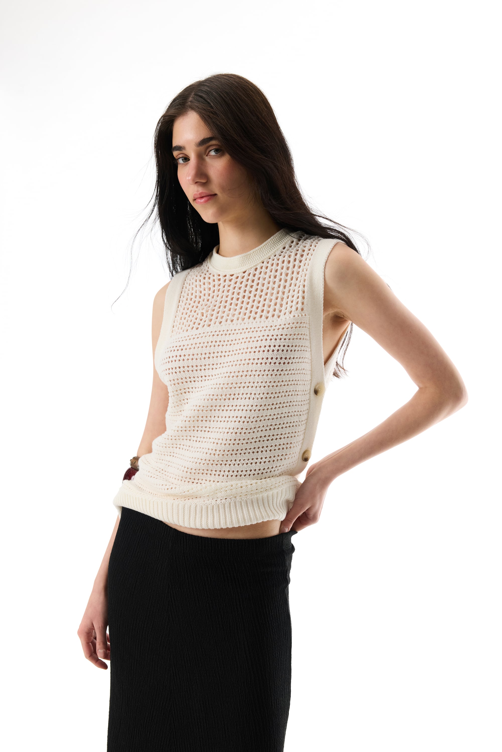 AJURLU YANLARI DÜĞMELİ KOLSUZ KAZAK