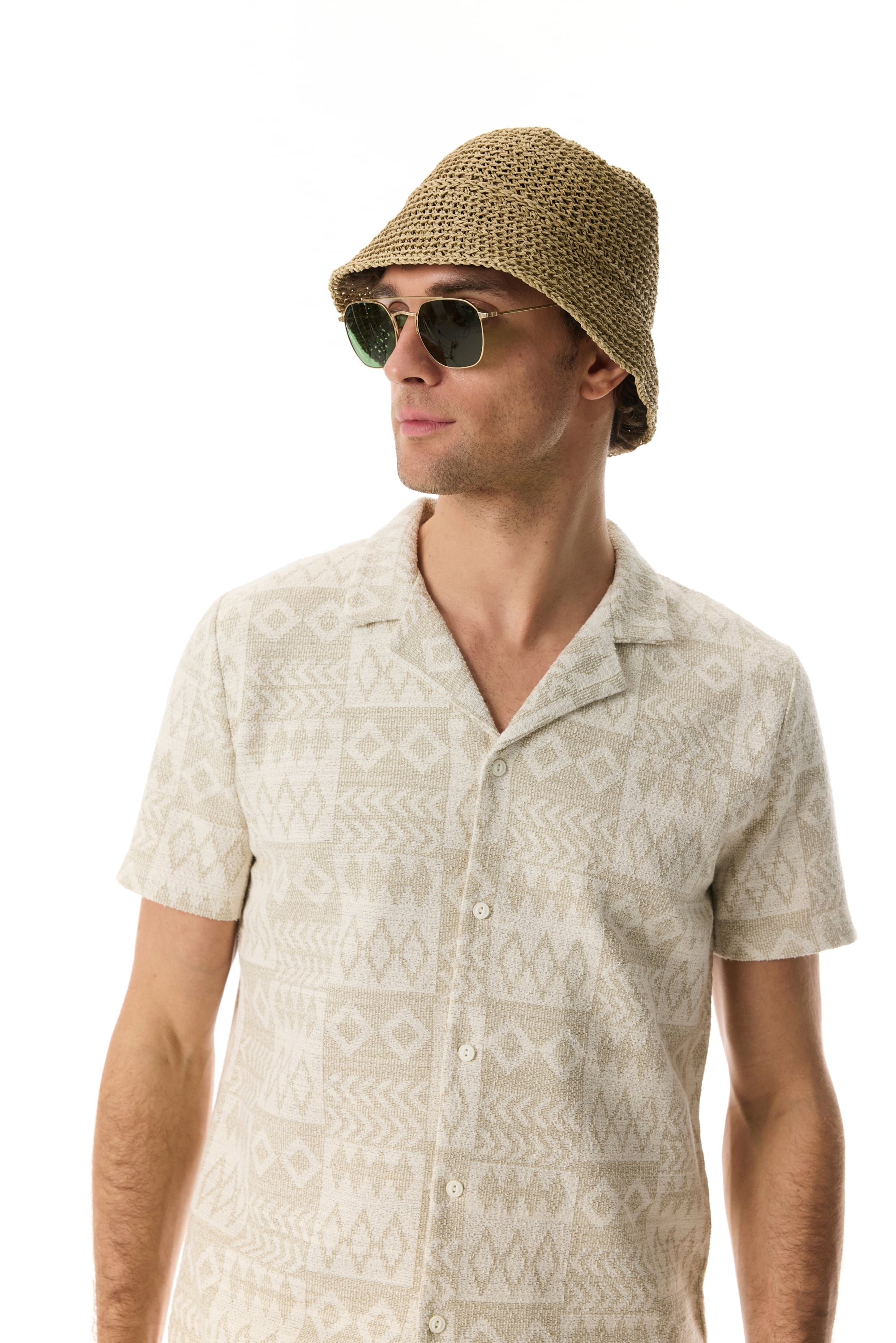 JAKARLI DESENLİ KISA KOLLU ÖRME GÖMLEK