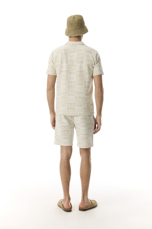  JAKARLI DESENLİ KISA KOLLU ÖRME GÖMLEK