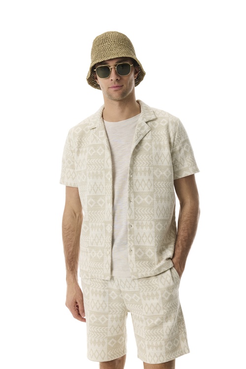  JAKARLI DESENLİ KISA KOLLU ÖRME GÖMLEK