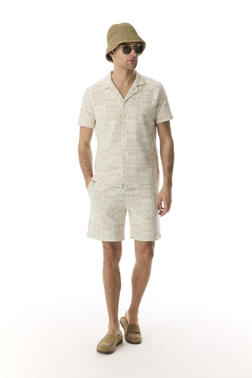  JAKARLI DESENLİ KISA KOLLU ÖRME GÖMLEK