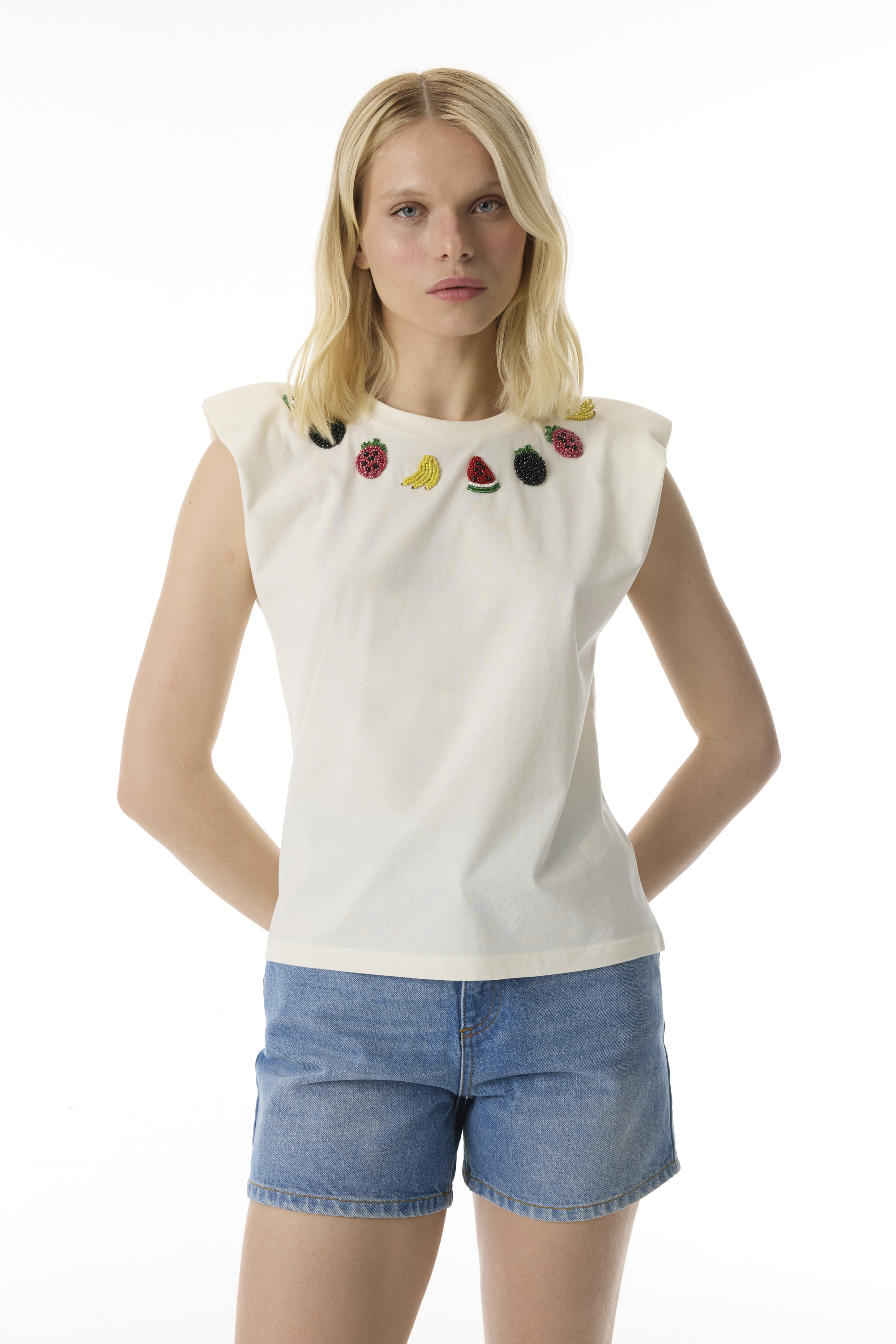 İŞLEMELİ DÜŞÜK KOL T-SHIRT