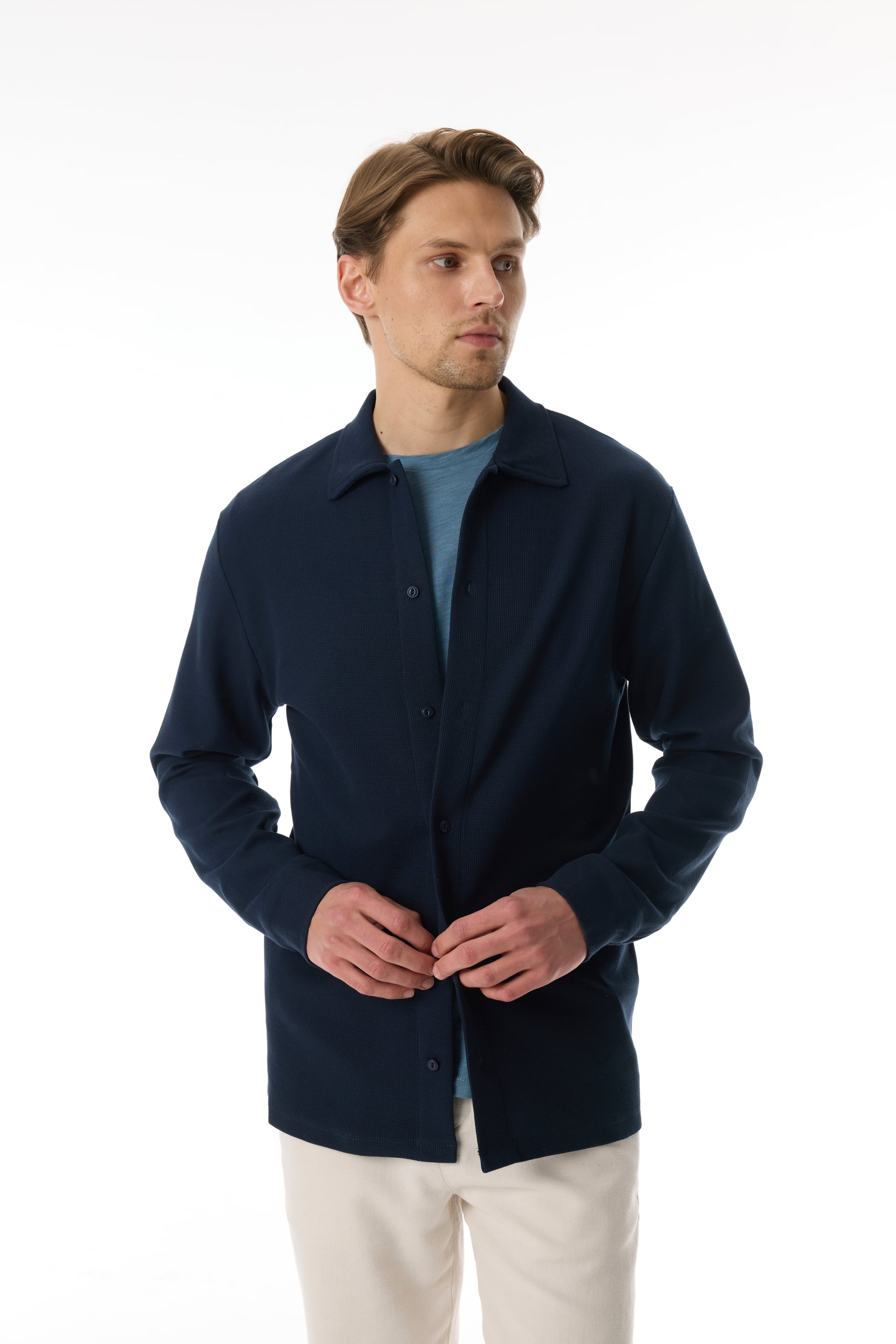 REGULAR FIT DOKULU UZUN KOLLU GÖMLEK