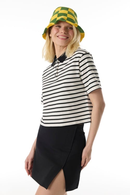  POLO YAKA ÇİZGİLİ CROP T-SHIRT