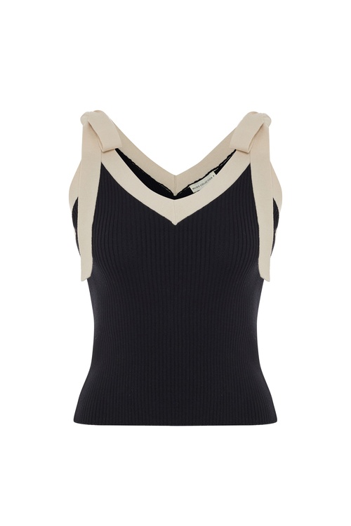  V YAKA BAĞLAMA DETAYLI KOLSUZ TRİKO KAZAK