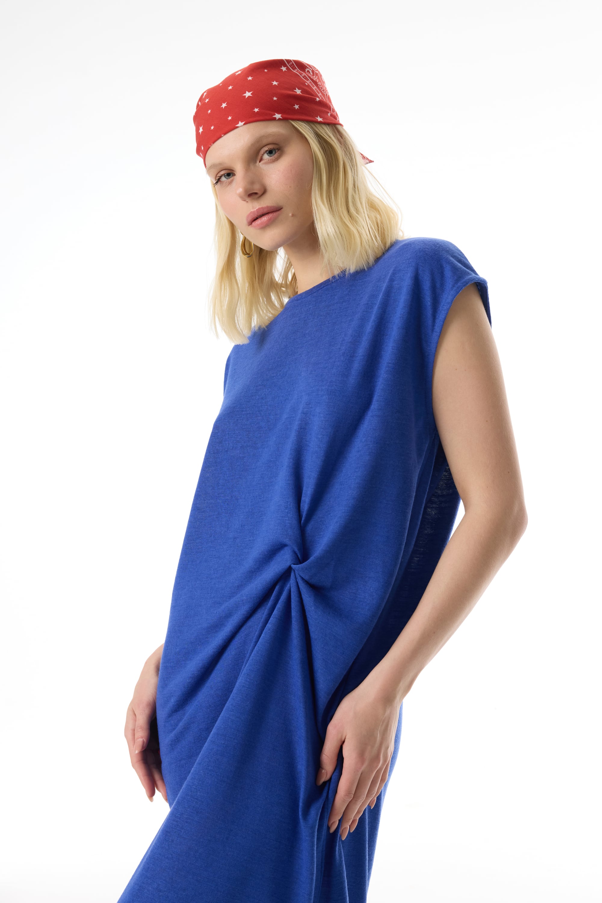 DÜĞÜM DETAYLI YIRTMAÇLI MİDİ ELBİSE