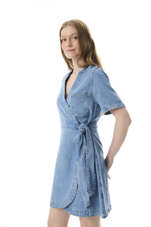  KRUVAZE BAĞLAMALI MİNİ JEAN ELBİSE