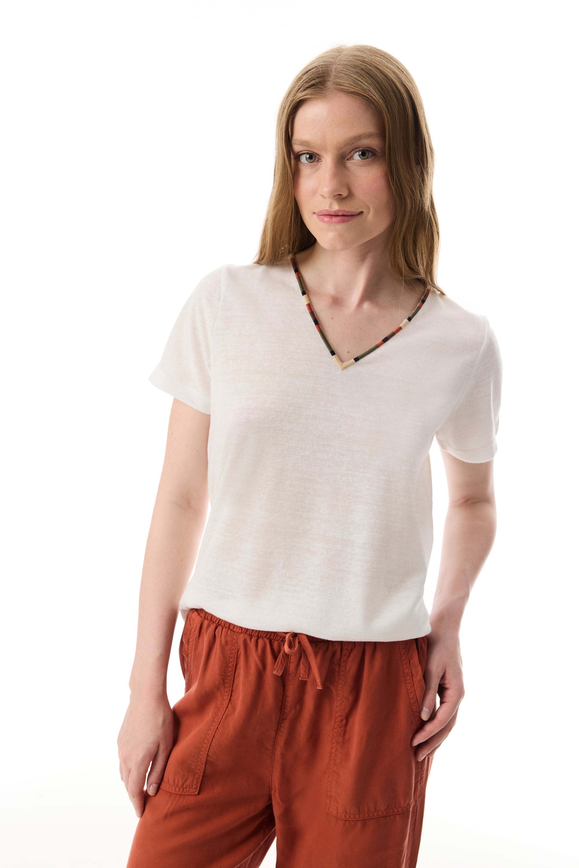 NAKIŞLI V YAKA T-SHIRT