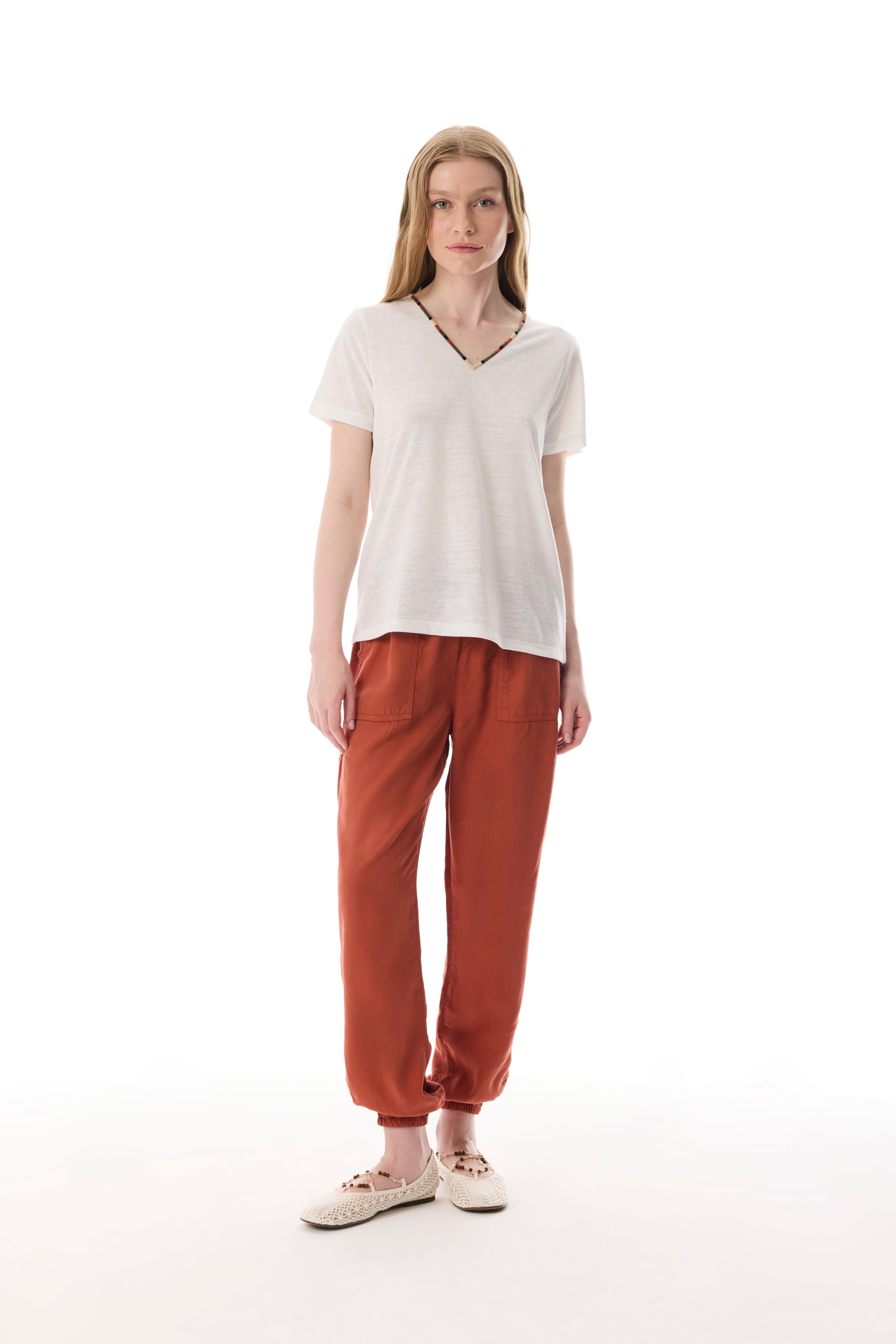 NAKIŞLI V YAKA T-SHIRT