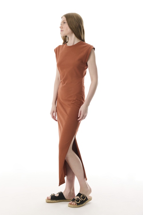  KISA KOLLU YIRTMAÇLI DAR MİDİ ELBİSE