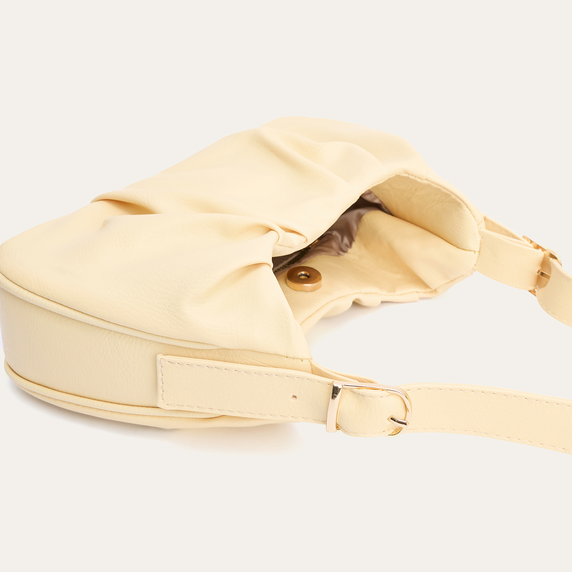 DERİ GÖRÜNÜMLÜ BÜZGÜLÜ OMUZ ÇANTASI