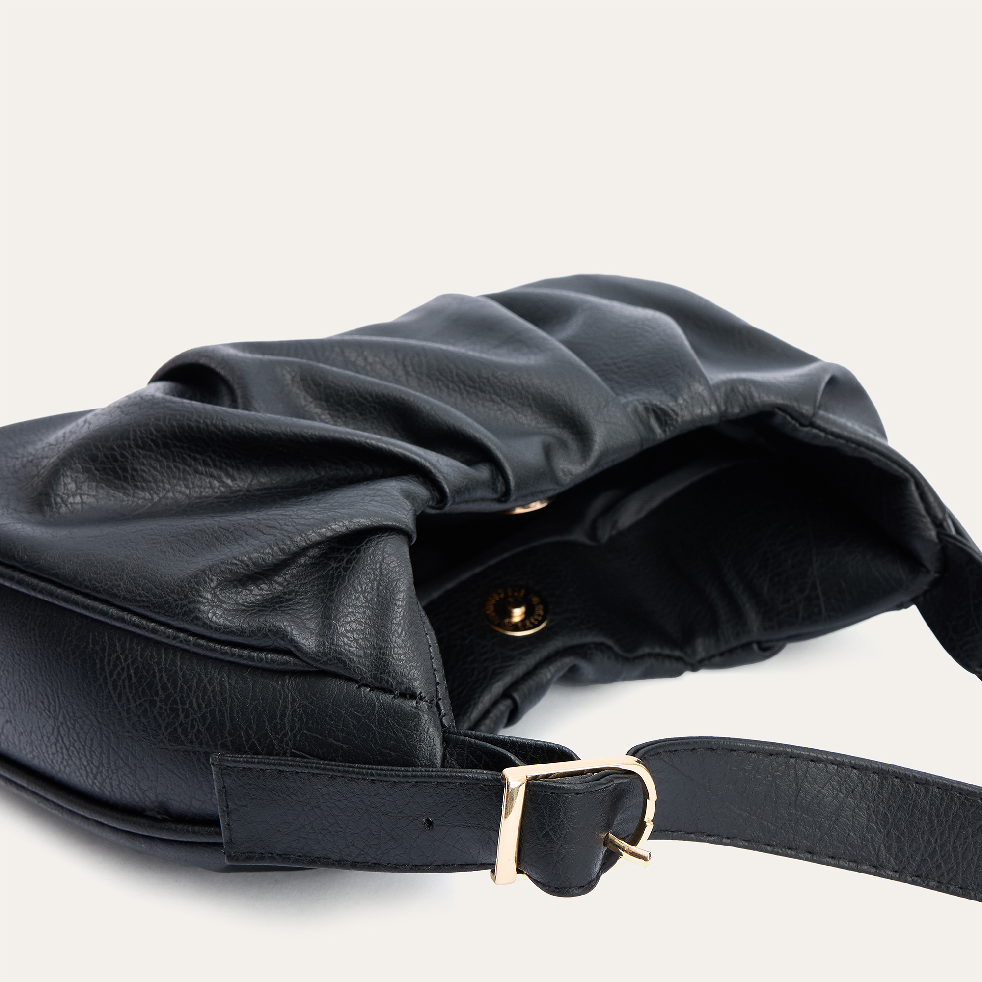 DERİ GÖRÜNÜMLÜ BÜZGÜLÜ OMUZ ÇANTASI