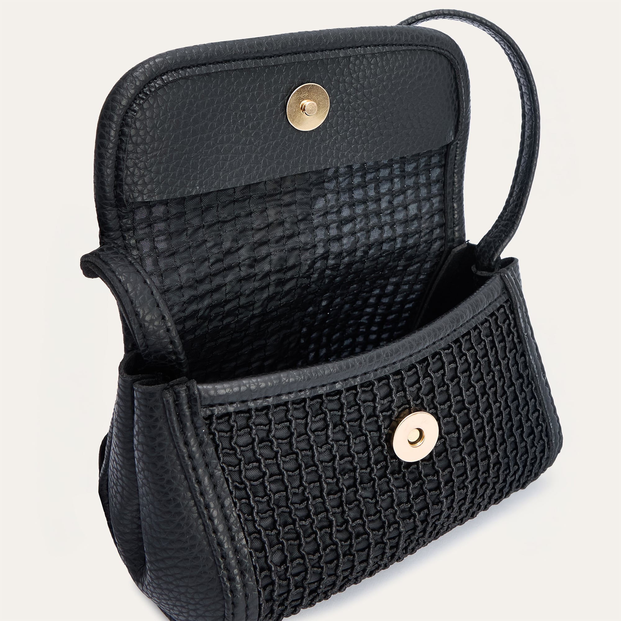 DERİ GÖRÜNÜMLÜ ÖRGÜ OMUZ ÇANTASI