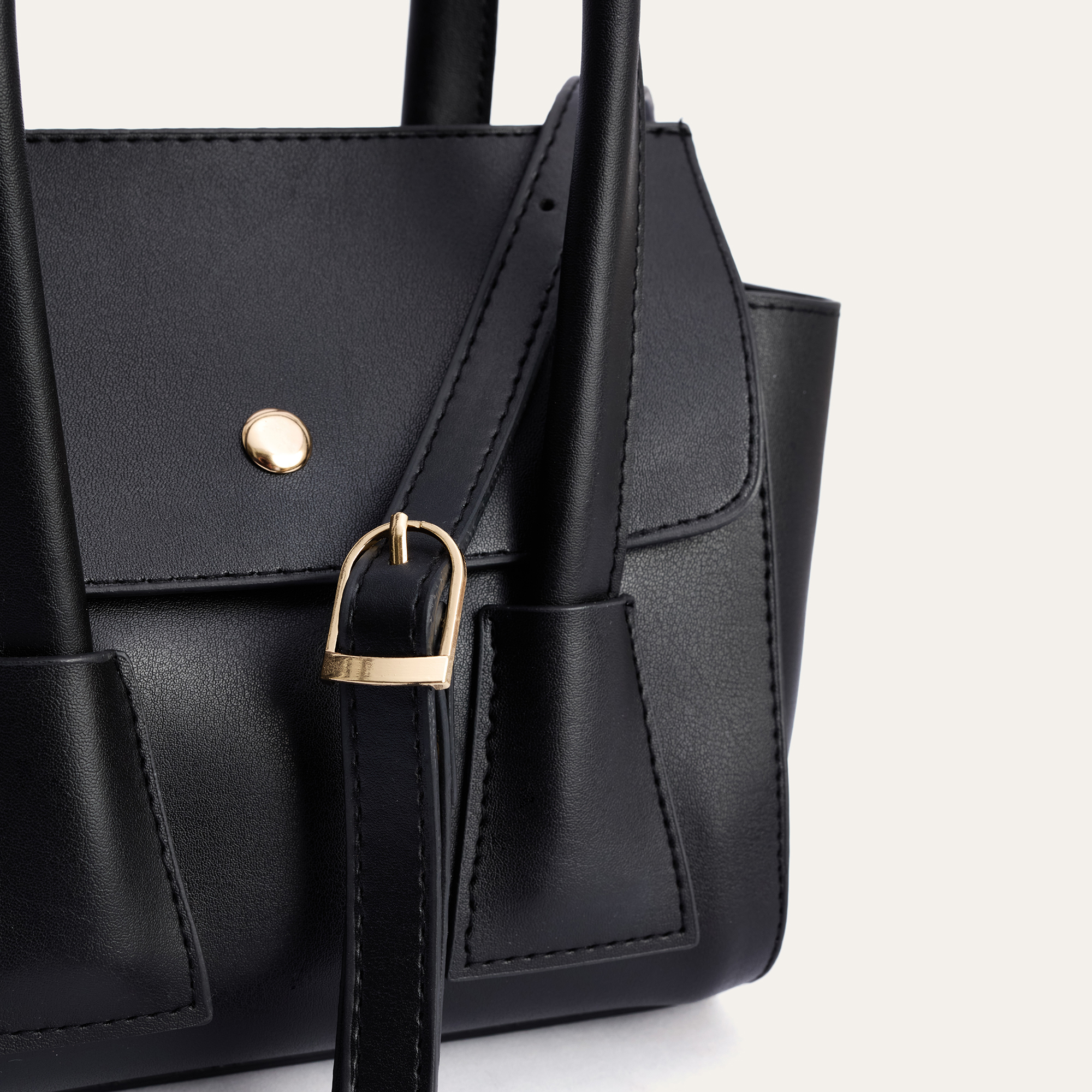 KAPAKLI DERİ GÖRÜNÜMLÜ OMUZ ÇANTASI