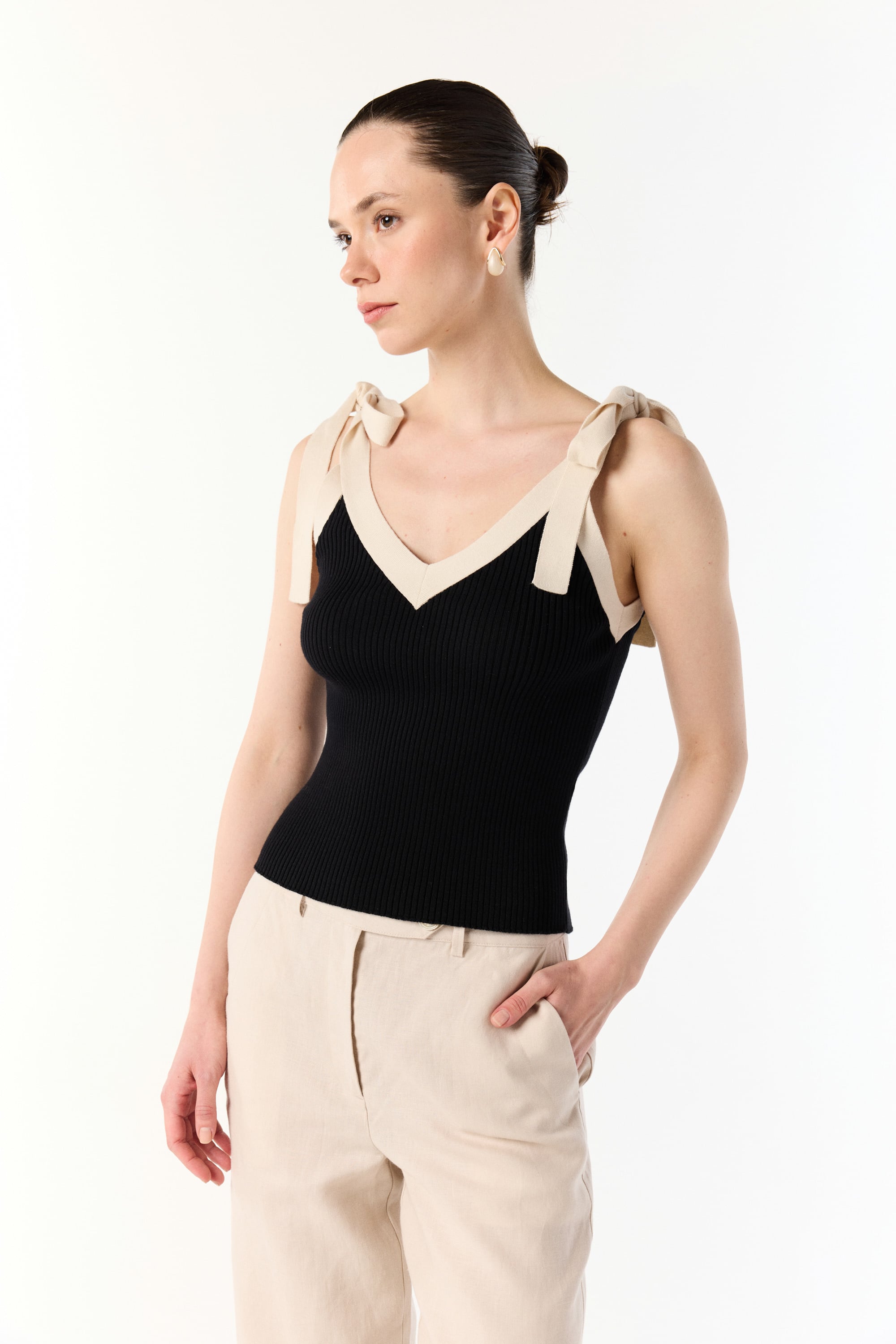 V YAKA BAĞLAMA DETAYLI KOLSUZ TRİKO KAZAK