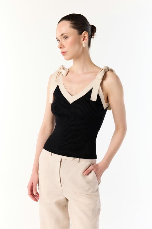  V YAKA BAĞLAMA DETAYLI KOLSUZ TRİKO KAZAK