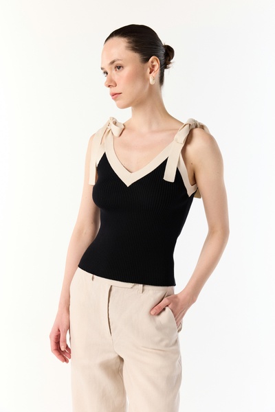 Mudo V Yaka Bağlama Detaylı Kolsuz Triko Kazak