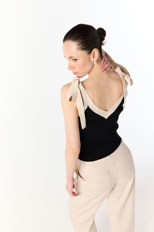  V YAKA BAĞLAMA DETAYLI KOLSUZ TRİKO KAZAK