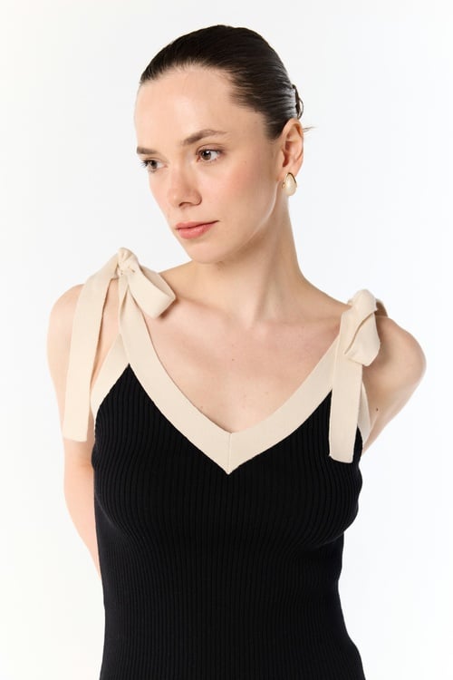  V YAKA BAĞLAMA DETAYLI KOLSUZ TRİKO KAZAK