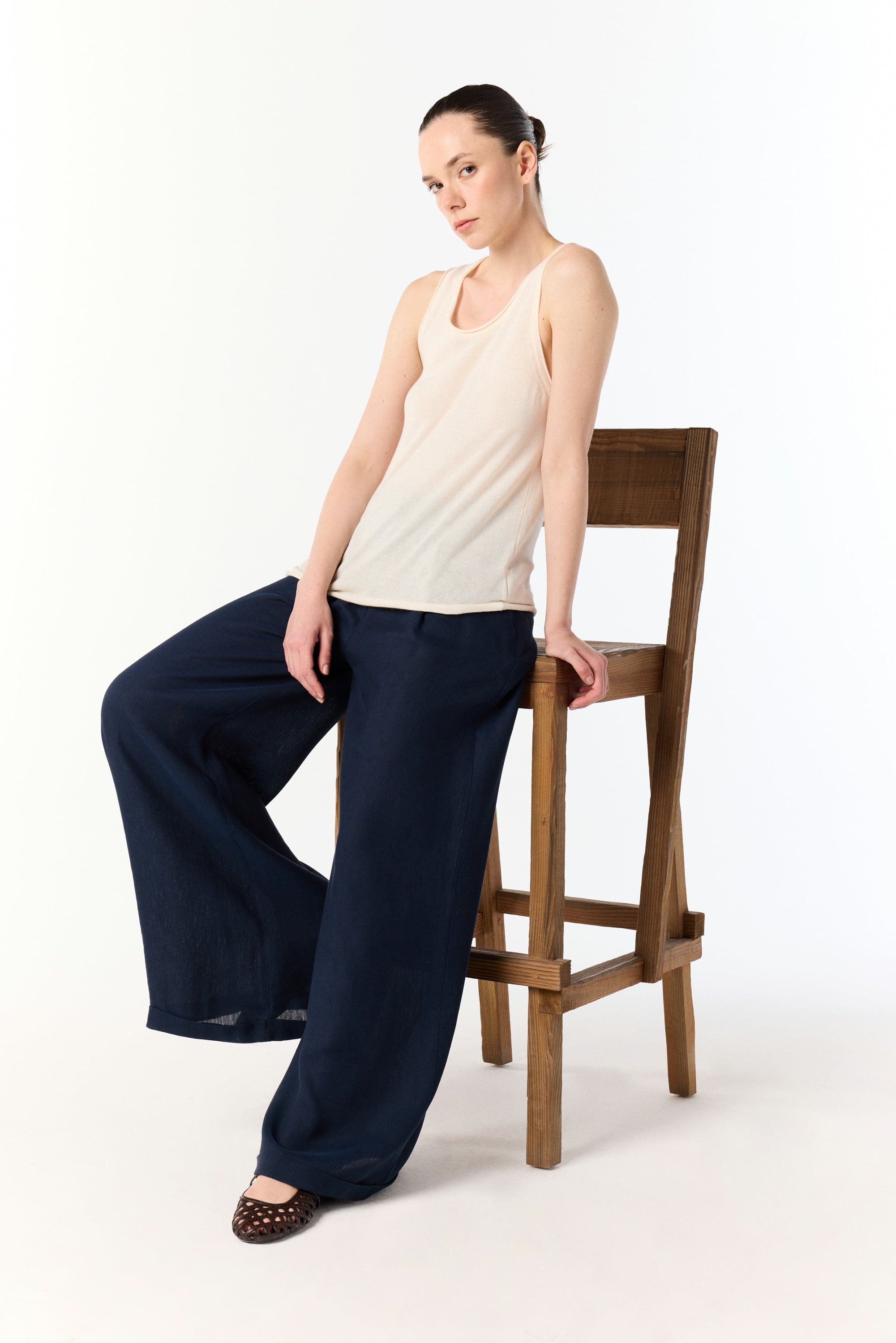 MODAL KARIŞIMLI AÇIK YAKA KOLSUZ TRİKO KAZAK