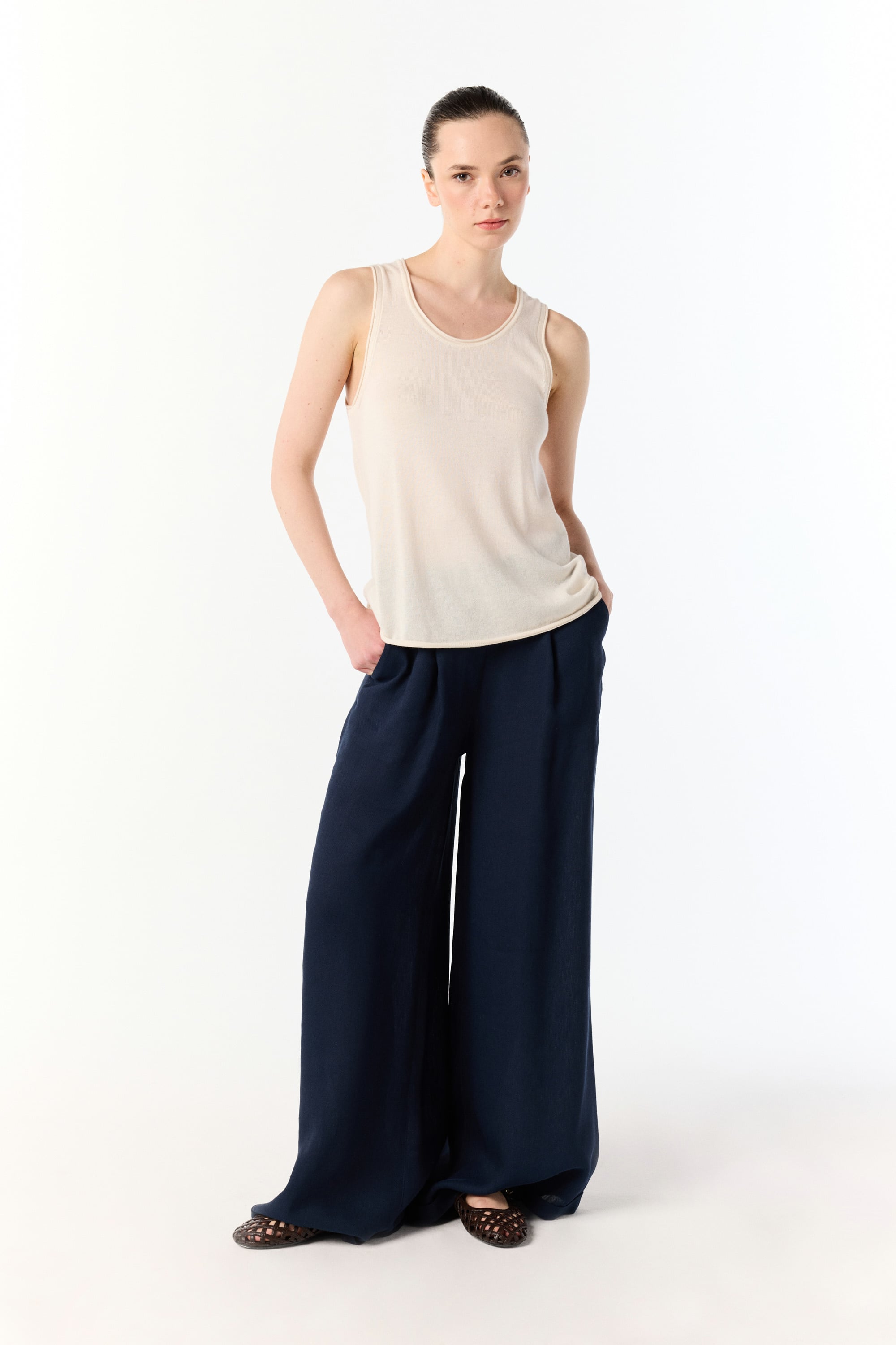 MODAL KARIŞIMLI AÇIK YAKA KOLSUZ TRİKO KAZAK