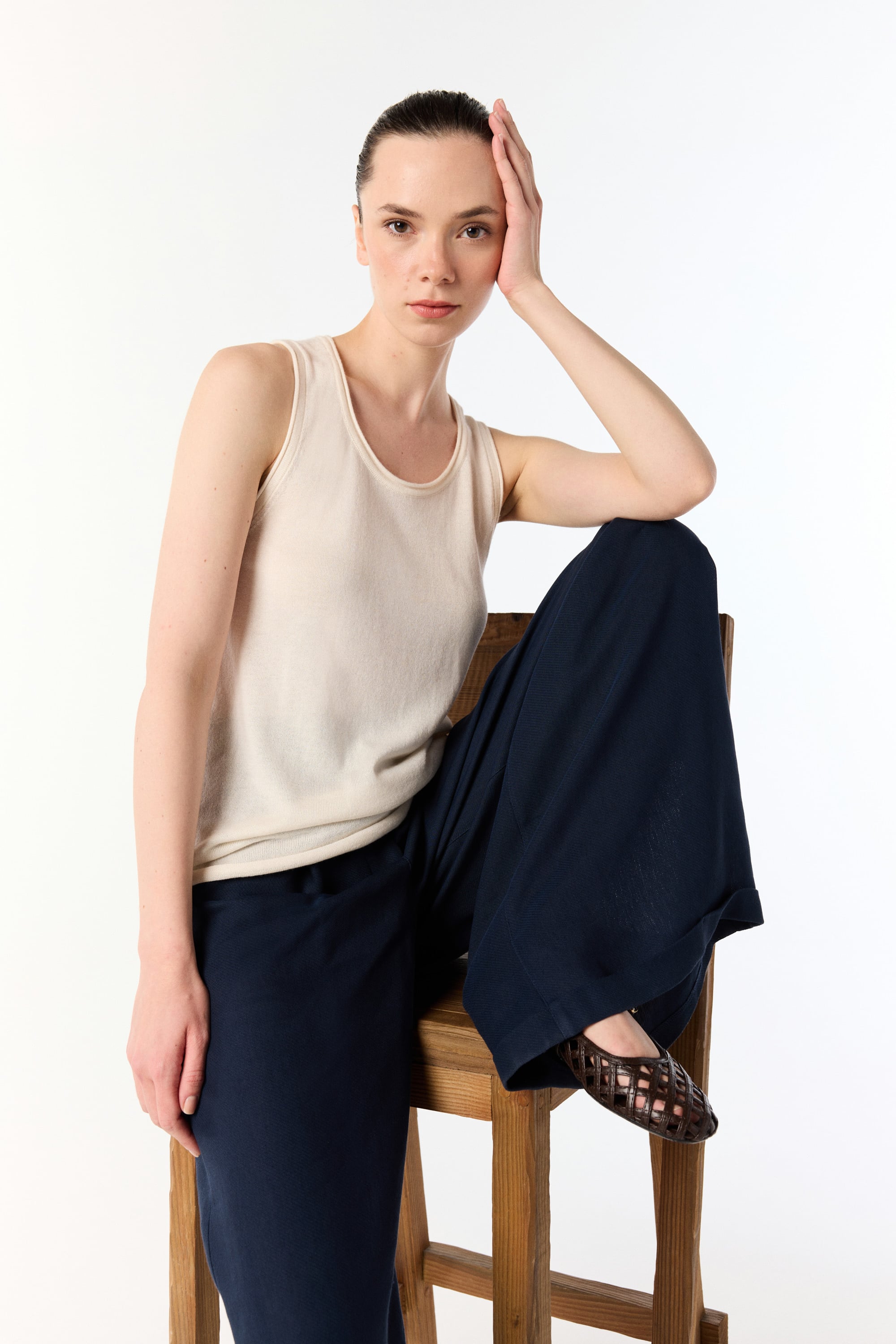 MODAL KARIŞIMLI AÇIK YAKA KOLSUZ TRİKO KAZAK